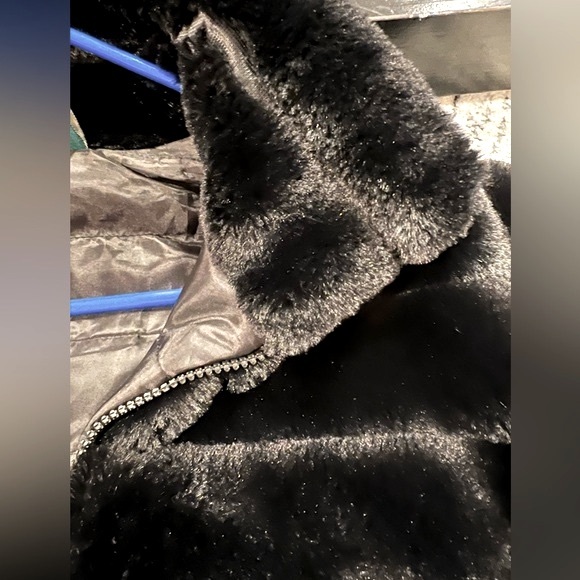 ☁️ SOFT☁️Faux Fur Black Vest , Zip Front , Pockets , Silky Lining - SO SOFT!!!’ - Picture 3 of 9
